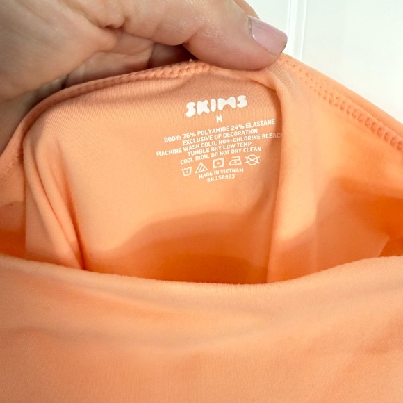 Skims NEW fits, everybody square neck, bodysuit thong - Picture 7 of 9